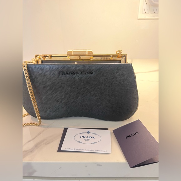 Gorgeous Prada Sidonie clutch with chain handle height 5” wide 9.5” - Picture 4 of 10